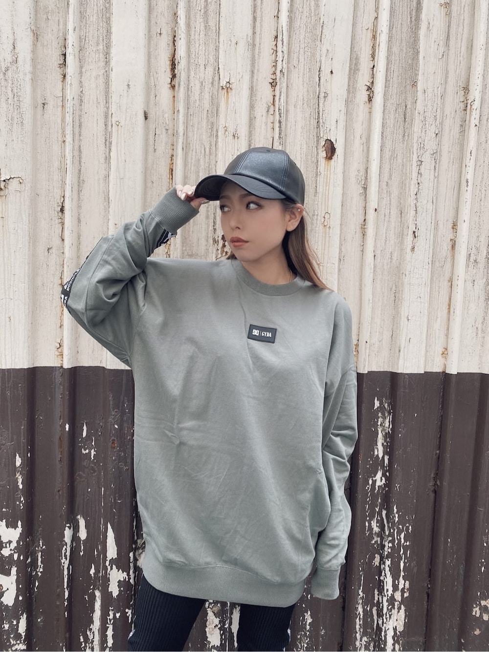 ブラック系のパンプス、ベージュ系のTシャツ/カットソー、ブラック系のレギンス/スパッツを着用したレディースの秋コーディネートの6枚目の写真