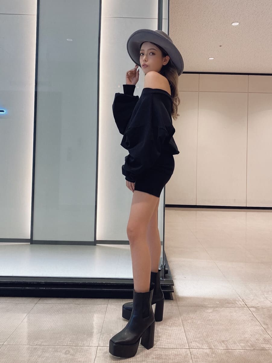 ブラック系のワンピース、ブラック系のブーツを着用したレディースの夏コーディネートの2枚目の写真