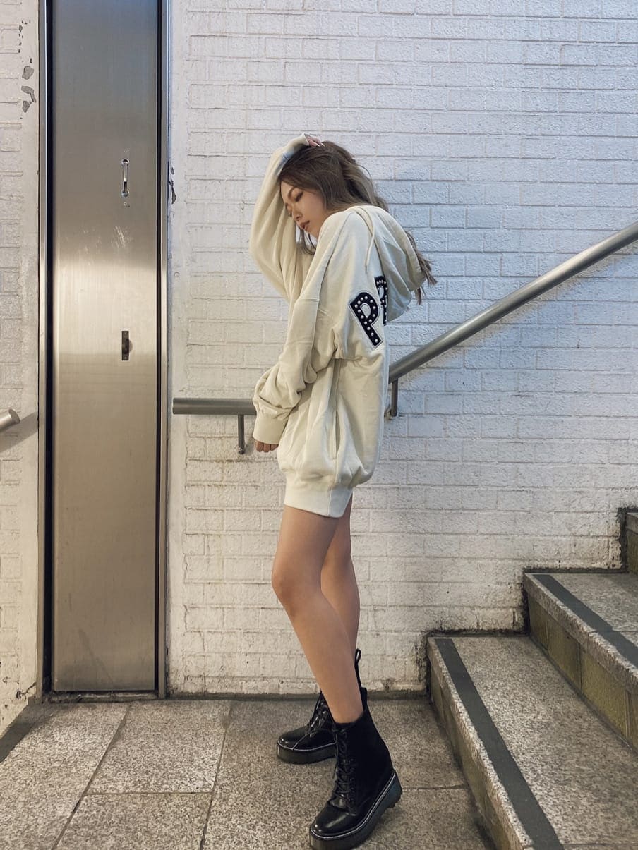 ブラック系のブーツ、ホワイト系のパーカーを着用したレディースの夏コーディネートの3枚目の写真