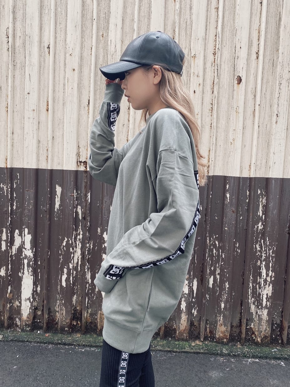 ブラック系のパンプス、ベージュ系のTシャツ/カットソー、ブラック系のレギンス/スパッツを着用したレディースの秋コーディネートの4枚目の写真