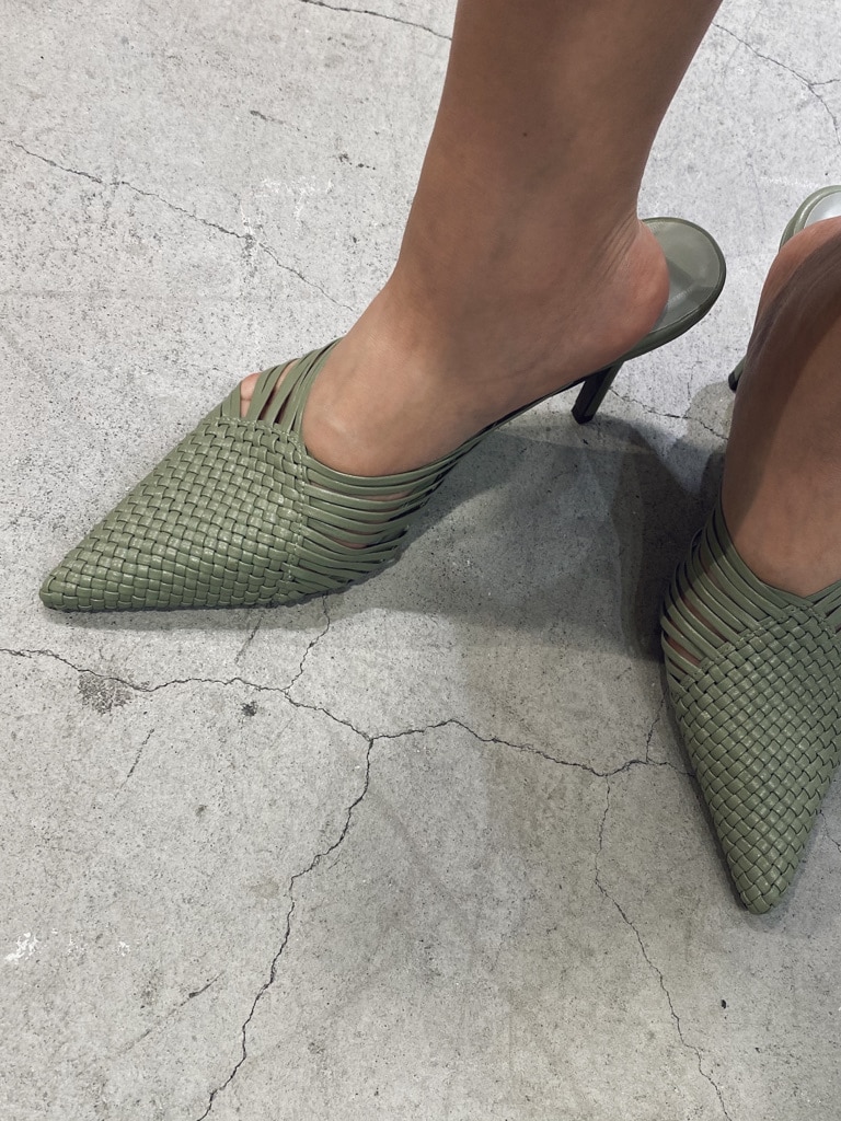 ブルー系のサロペット/オーバーオール、グリーン系のパンプス、ホワイト系のTシャツ/カットソーを着用したレディースの春コーディネートの6枚目の写真