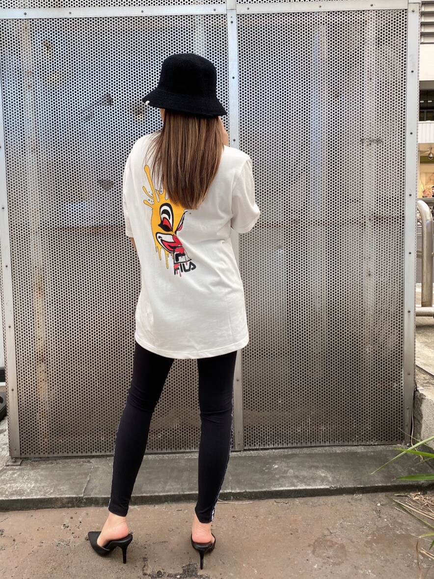 ホワイト系のTシャツ/カットソーを着用したレディースの春コーディネートの5枚目の写真