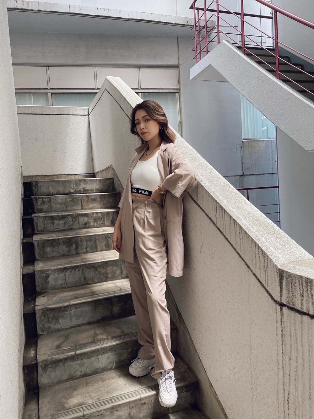 ピンク系のその他パンツ、ピンク系のシャツ/ブラウス、ホワイト系のタンクトップを着用したレディースの春コーディネートの2枚目の写真