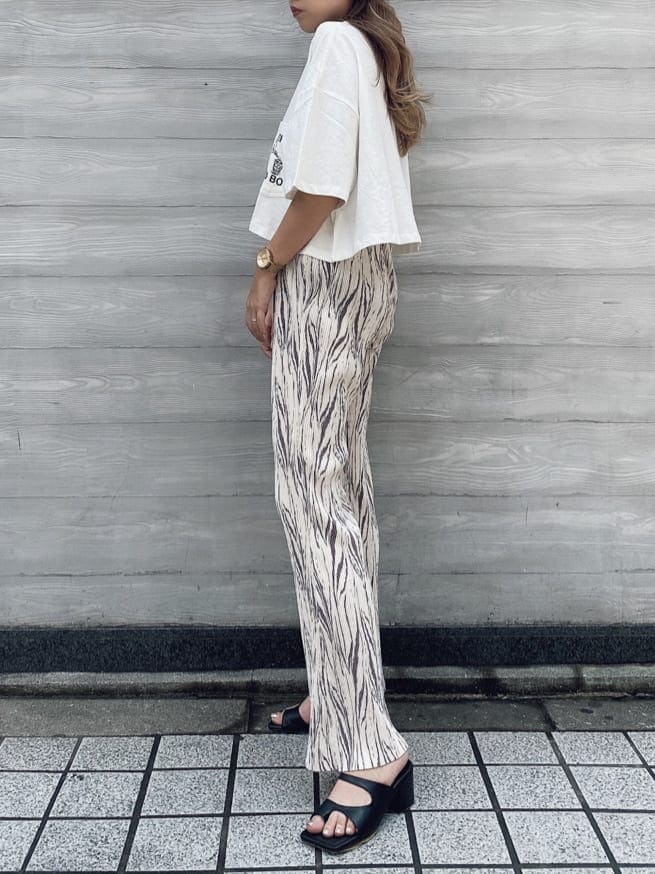 ホワイト系のその他パンツ、ブラック系のサンダル、ホワイト系のTシャツ/カットソーを着用したレディースの夏コーディネートの2枚目の写真