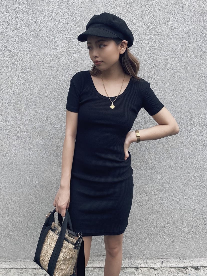 ブラック系のワンピース、その他のサンダルを着用したレディースの夏コーディネートの5枚目の写真