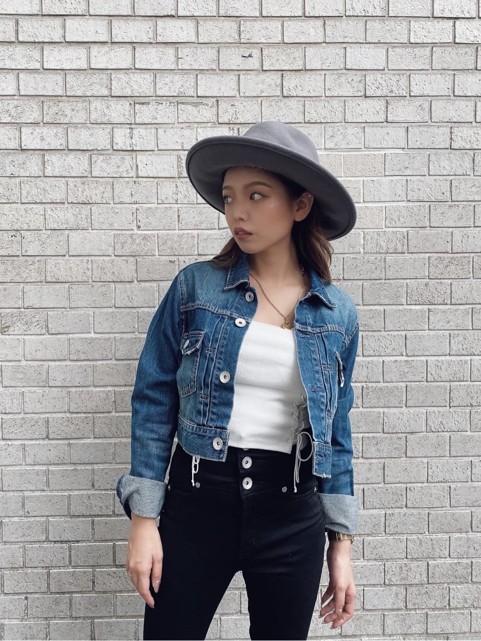 ブラック系のその他パンツ、ブルー系のデニムジャケット、ブラック系のパンプスを着用したレディースの夏コーディネートの4枚目の写真