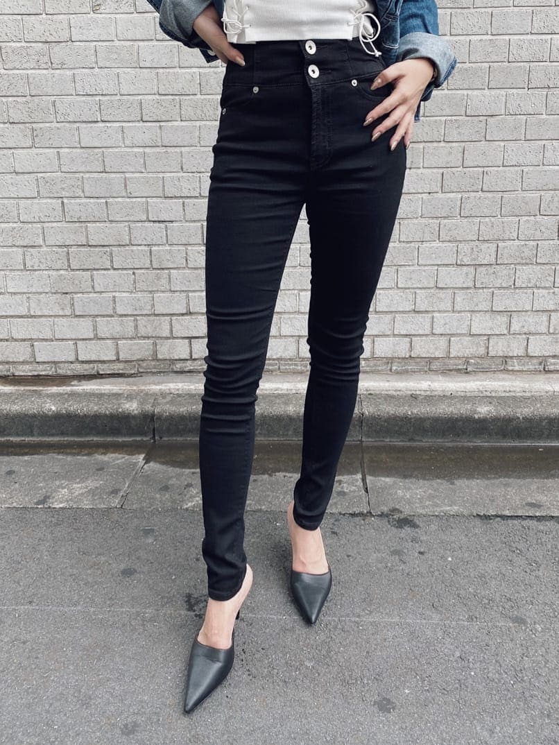 ブラック系のその他パンツ、ブルー系のデニムジャケット、ブラック系のパンプスを着用したレディースの夏コーディネートの6枚目の写真