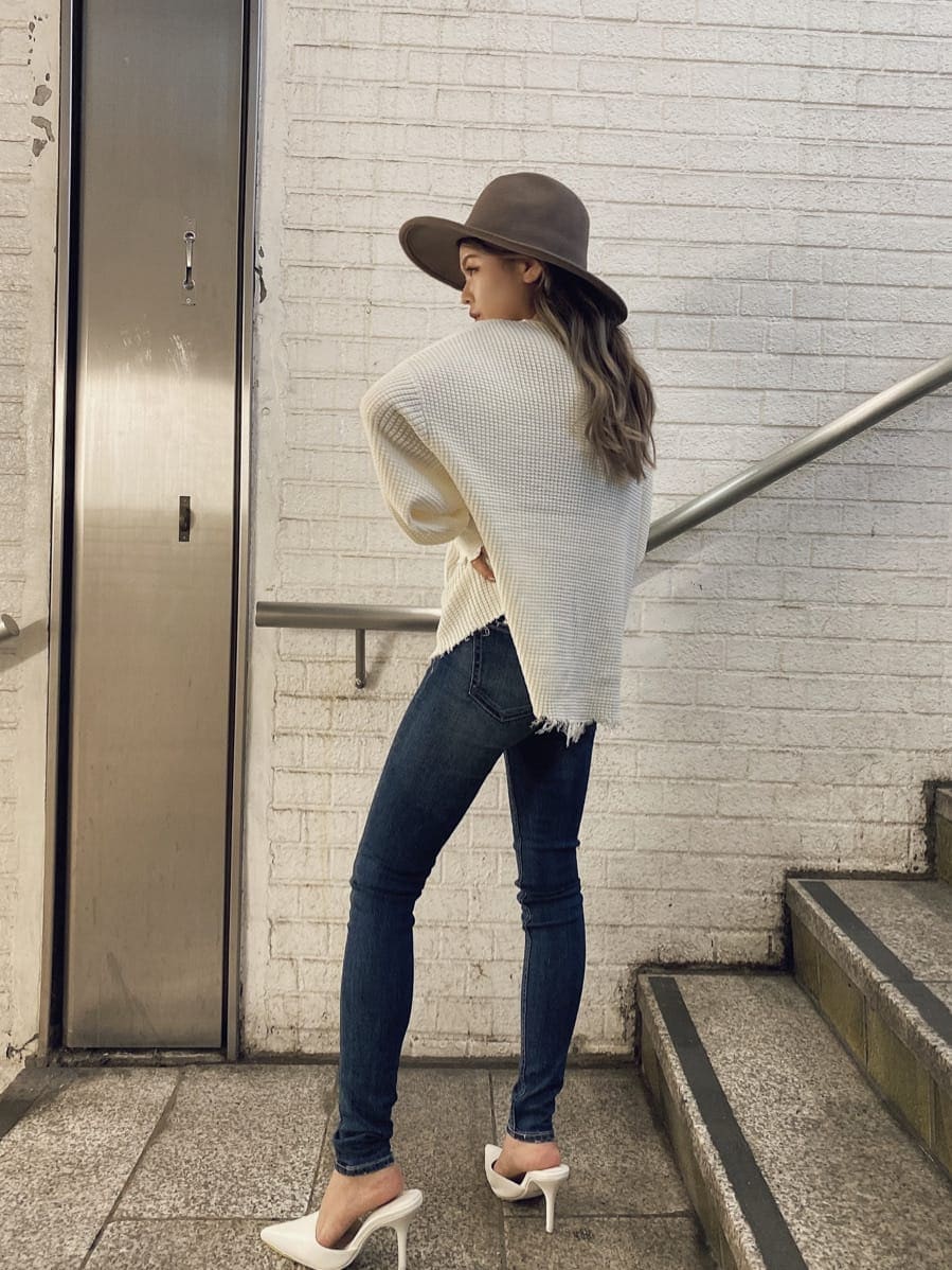 ホワイト系のパンプス、ブルー系のデニムパンツ、ホワイト系のニット/セーターを着用したレディースの夏コーディネートの3枚目の写真