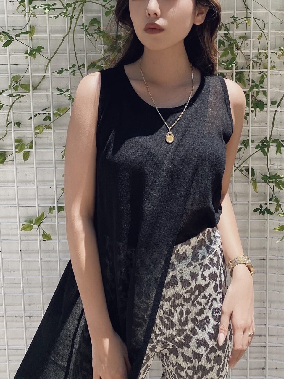 その他のその他パンツ、ブラック系のパンプス、ブラック系のタンクトップを着用したレディースの夏コーディネートの3枚目の写真