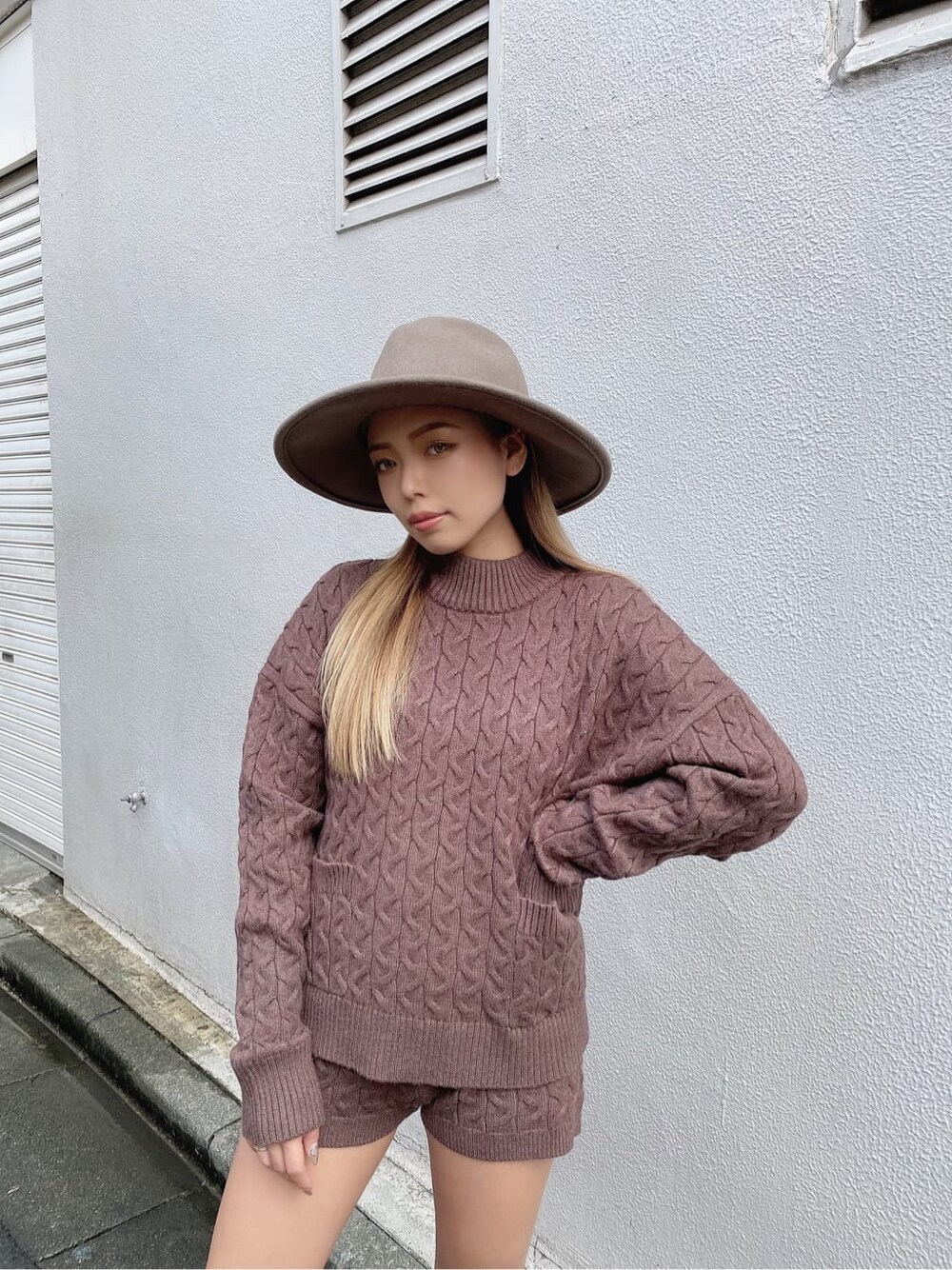 ブラウン系のその他パンツ、ブラック系のブーツ、ブラウン系のニット/セーターを着用したレディースの秋コーディネートの3枚目の写真