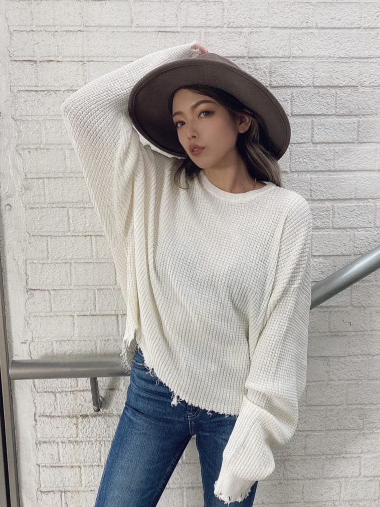 ホワイト系のパンプス、ブルー系のデニムパンツ、ホワイト系のニット/セーターを着用したレディースの夏コーディネートの4枚目の写真