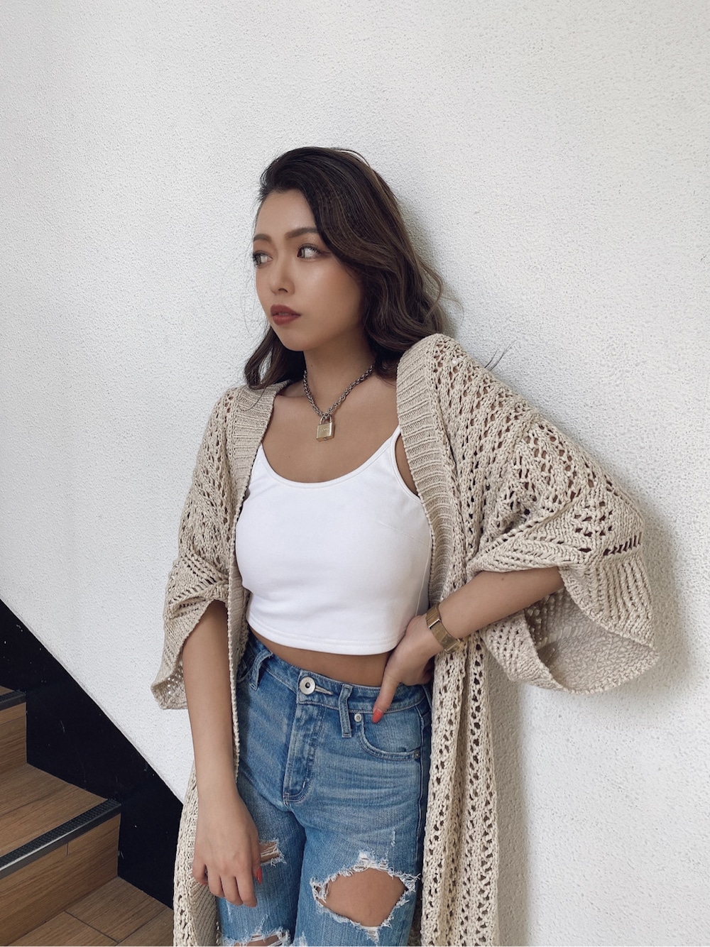 ホワイト系のパンプス、ブルー系のデニムパンツ、ホワイト系のカーディガン/ボレロを着用したレディースの夏コーディネートの5枚目の写真