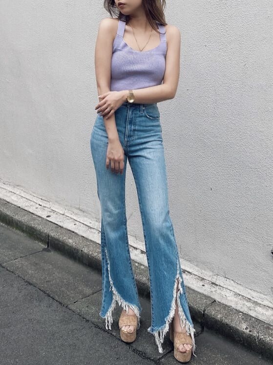 ブルー系のデニムパンツ、パープル系のタンクトップを着用したレディースの夏コーディネートの3枚目の写真