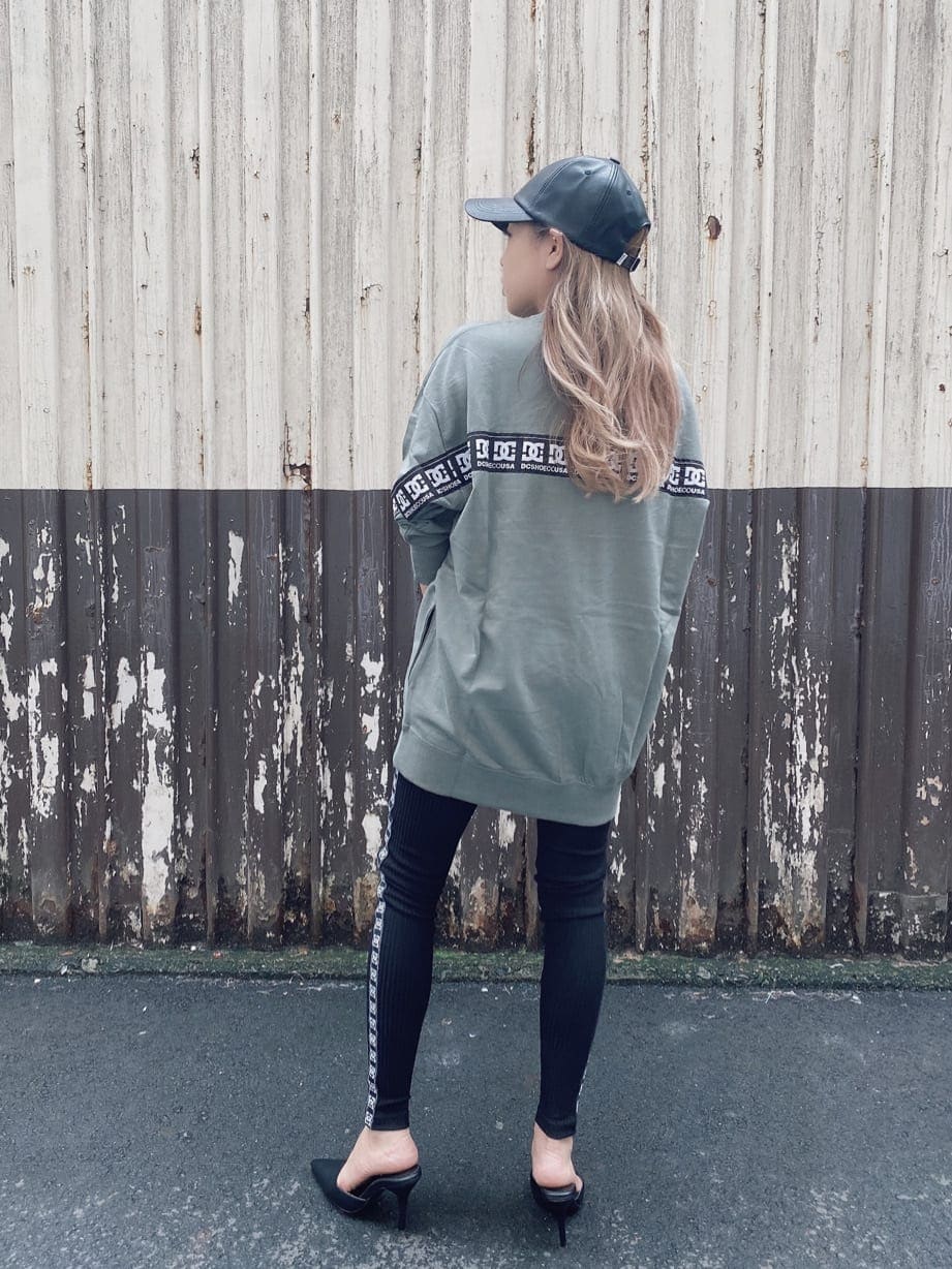 ブラック系のパンプス、ベージュ系のTシャツ/カットソー、ブラック系のレギンス/スパッツを着用したレディースの秋コーディネートの3枚目の写真