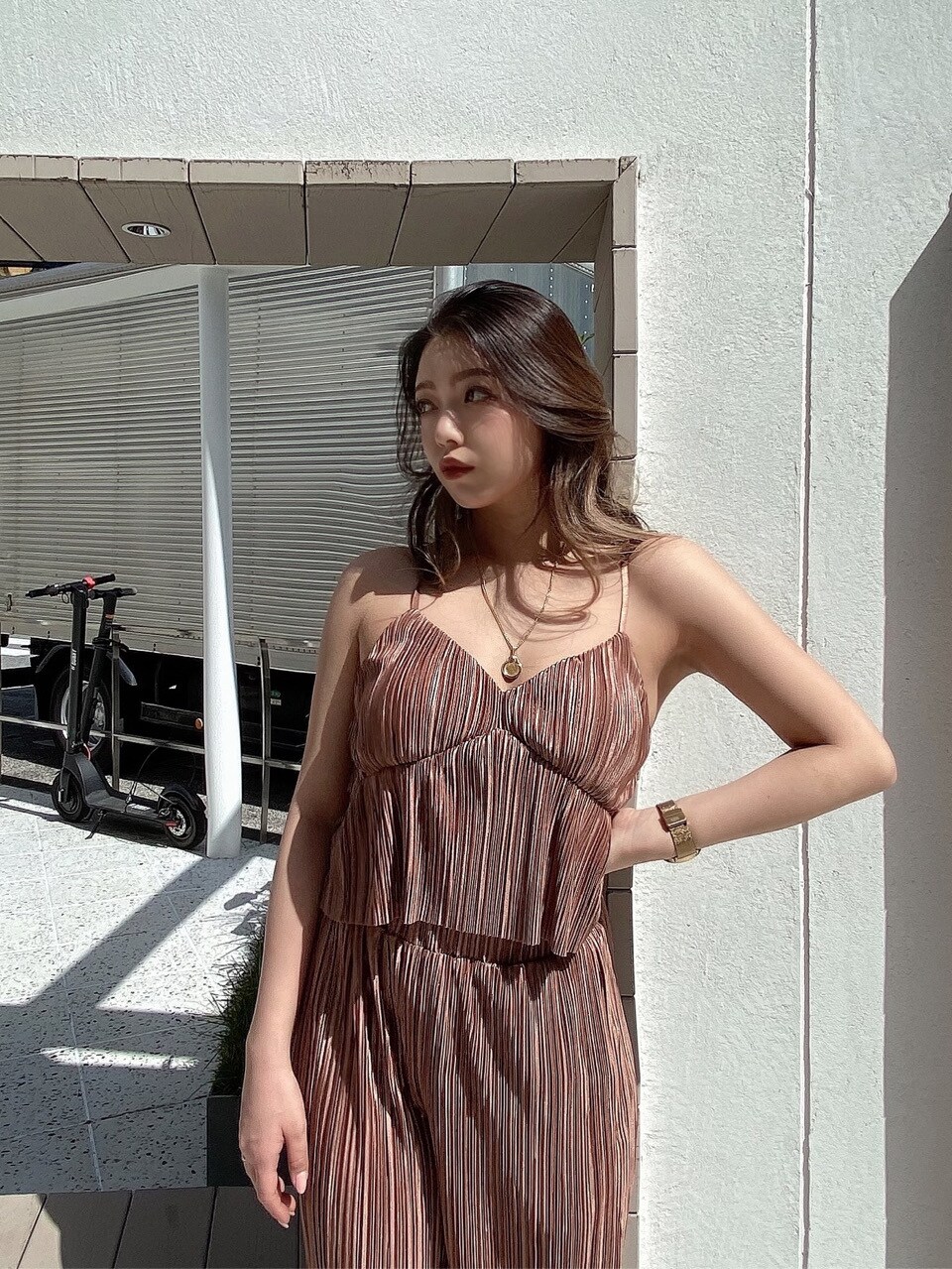 ブラック系のパンプス、ブラウン系のその他パンツ、ブラウン系のキャミソールを着用したレディースの春コーディネートの3枚目の写真