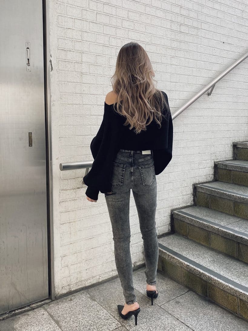 ブラック系のパンプス、ブラック系のデニムパンツ、ブラック系のニット/セーターを着用したレディースの秋コーディネートの3枚目の写真