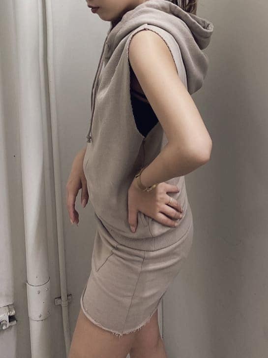 ベージュ系のスカート、ベージュ系のTシャツ/カットソーを着用したレディースの夏コーディネートの6枚目の写真