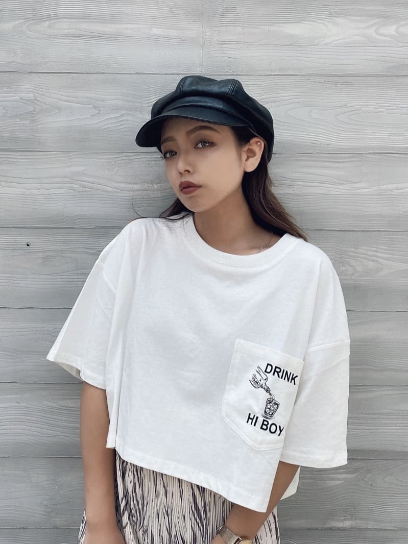 ホワイト系のその他パンツ、ブラック系のサンダル、ホワイト系のTシャツ/カットソーを着用したレディースの夏コーディネートの4枚目の写真