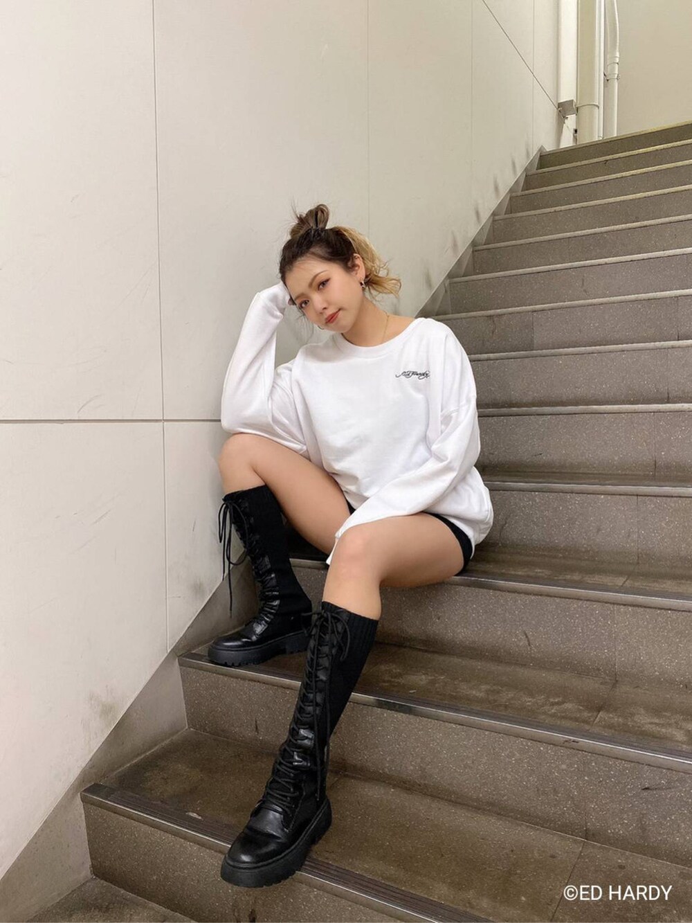 ブラック系のデニムパンツ、ホワイト系のスウェットを着用したレディースの冬コーディネートの3枚目の写真