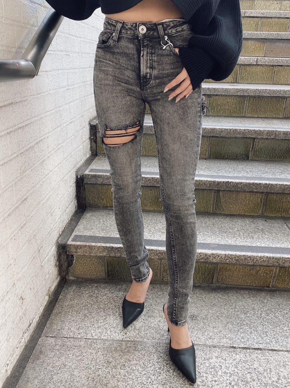 ブラック系のパンプス、ブラック系のデニムパンツ、ブラック系のニット/セーターを着用したレディースの秋コーディネートの6枚目の写真