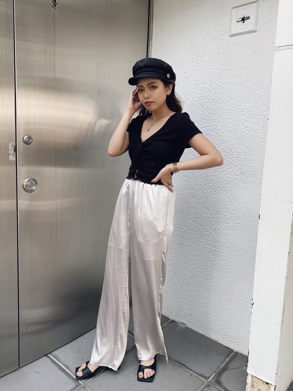 グレー系のその他パンツ、ブラック系のTシャツ/カットソー、ブラック系のその他雑貨を着用したレディースの春コーディネートの2枚目の写真