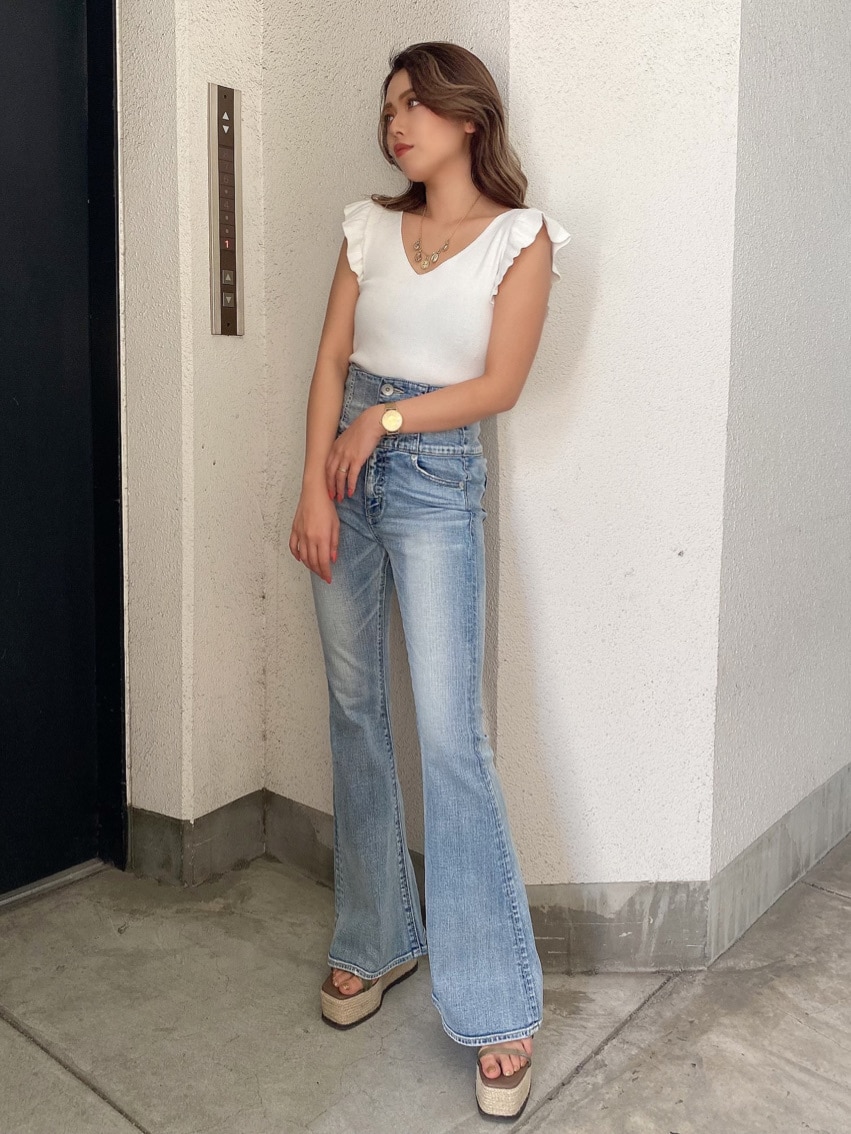 ベージュ系のサンダル、ブルー系のデニムパンツ、ホワイト系のニット/セーターを着用したレディースの春コーディネートの2枚目の写真