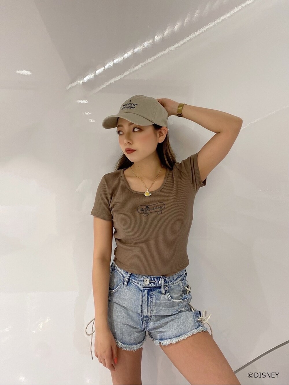 ベージュ系のサンダル、ブルー系のデニムパンツ、ベージュ系のTシャツ/カットソーを着用したレディースの春コーディネートの2枚目の写真