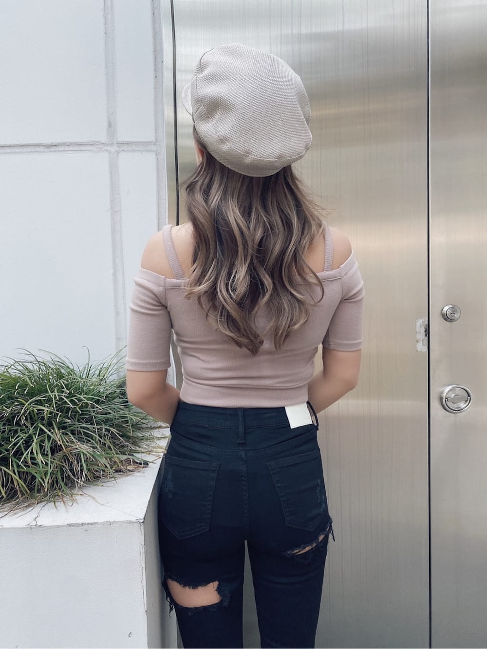 ブラック系のチノパンツ、ベージュ系のTシャツ/カットソー、ホワイト系のその他雑貨を着用したレディースの夏コーディネートの5枚目の写真