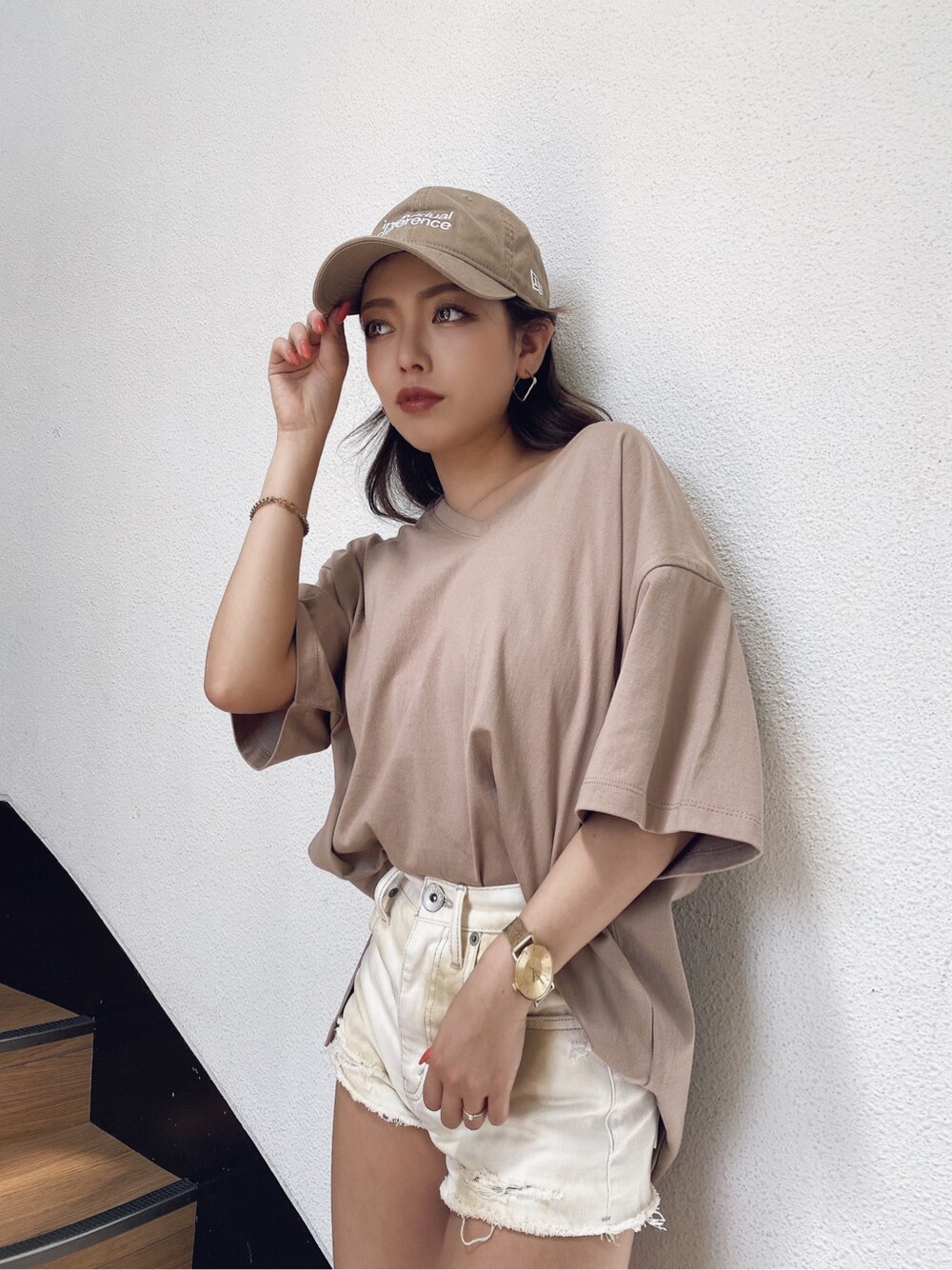 ベージュ系のサンダル、ホワイト系のデニムパンツ、ベージュ系のTシャツ/カットソーを着用したレディースの春コーディネートの6枚目の写真