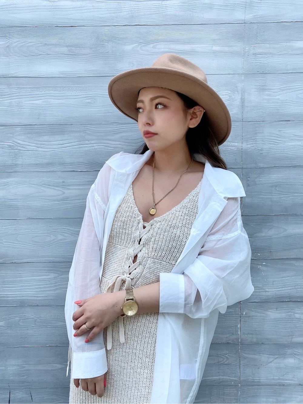 ホワイト系のワンピース、ベージュ系のサンダルを着用したレディースの春コーディネートの5枚目の写真