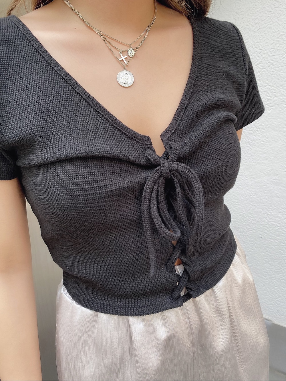 グレー系のその他パンツ、ブラック系のTシャツ/カットソー、ブラック系のその他雑貨を着用したレディースの春コーディネートの6枚目の写真