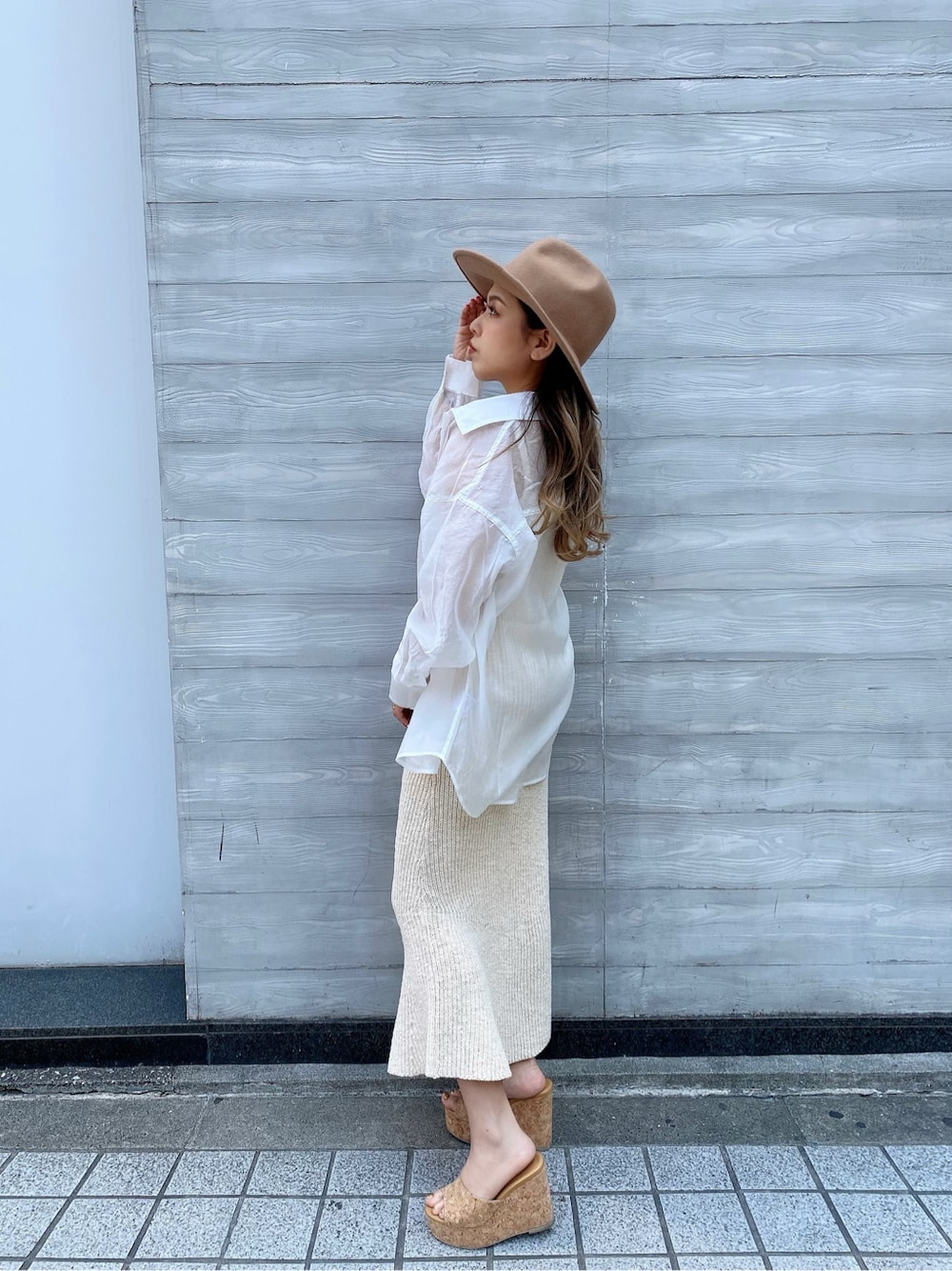 ホワイト系のワンピース、ベージュ系のサンダルを着用したレディースの春コーディネートの4枚目の写真