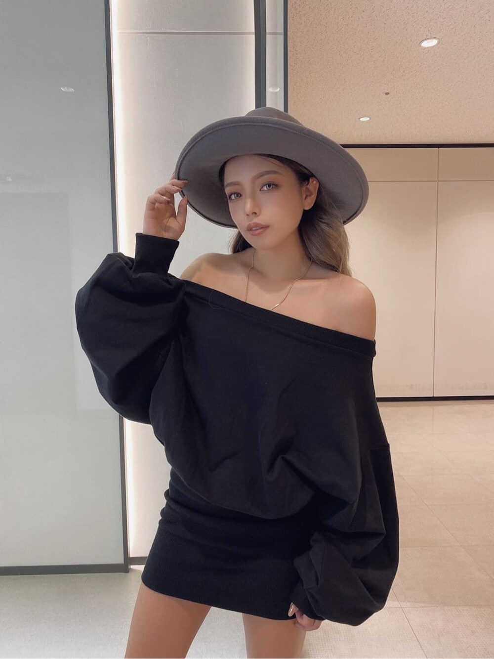 ブラック系のワンピース、ブラック系のブーツを着用したレディースの夏コーディネートの4枚目の写真