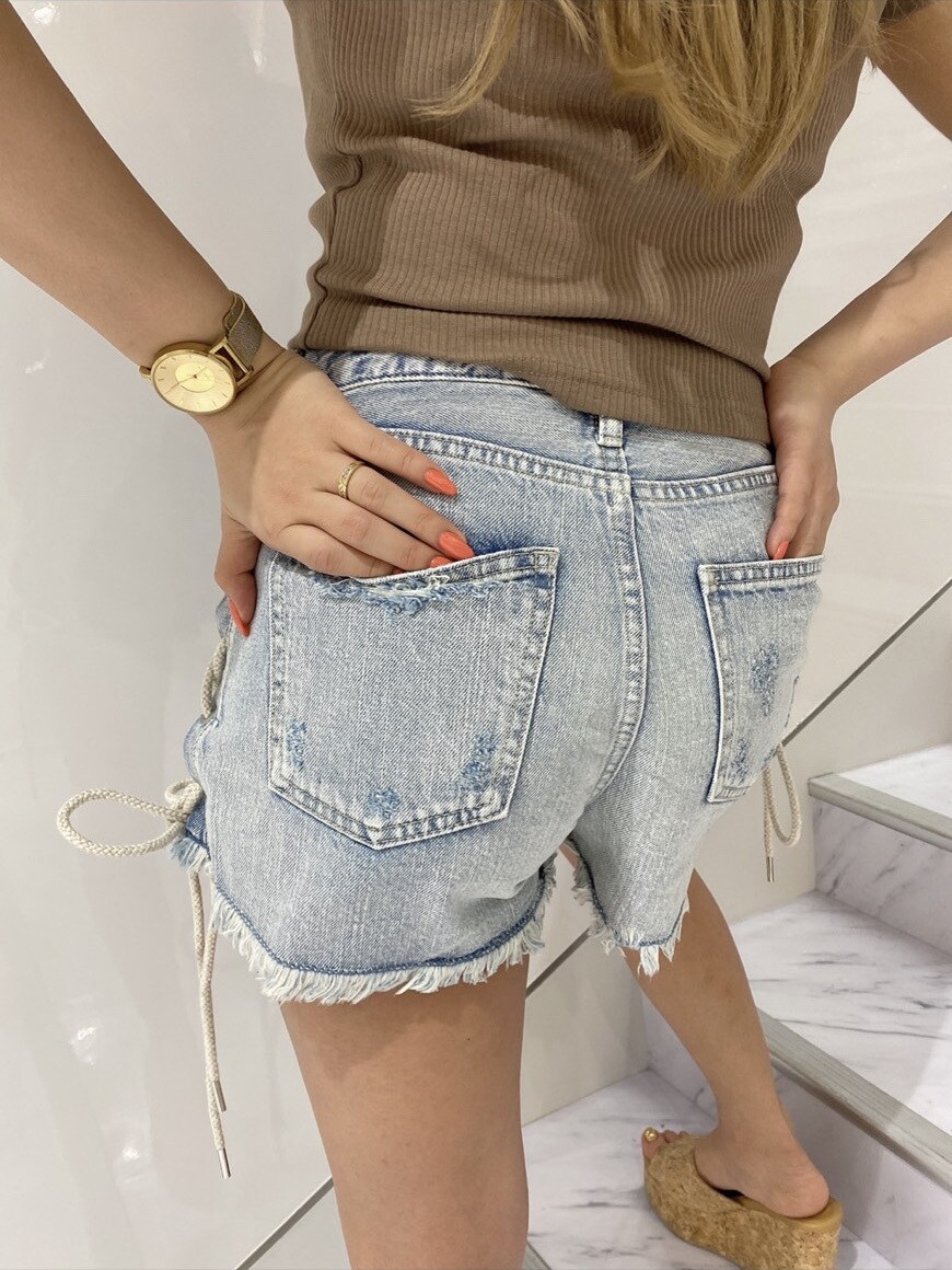 ベージュ系のサンダル、ブルー系のデニムパンツ、ベージュ系のTシャツ/カットソーを着用したレディースの春コーディネートの5枚目の写真