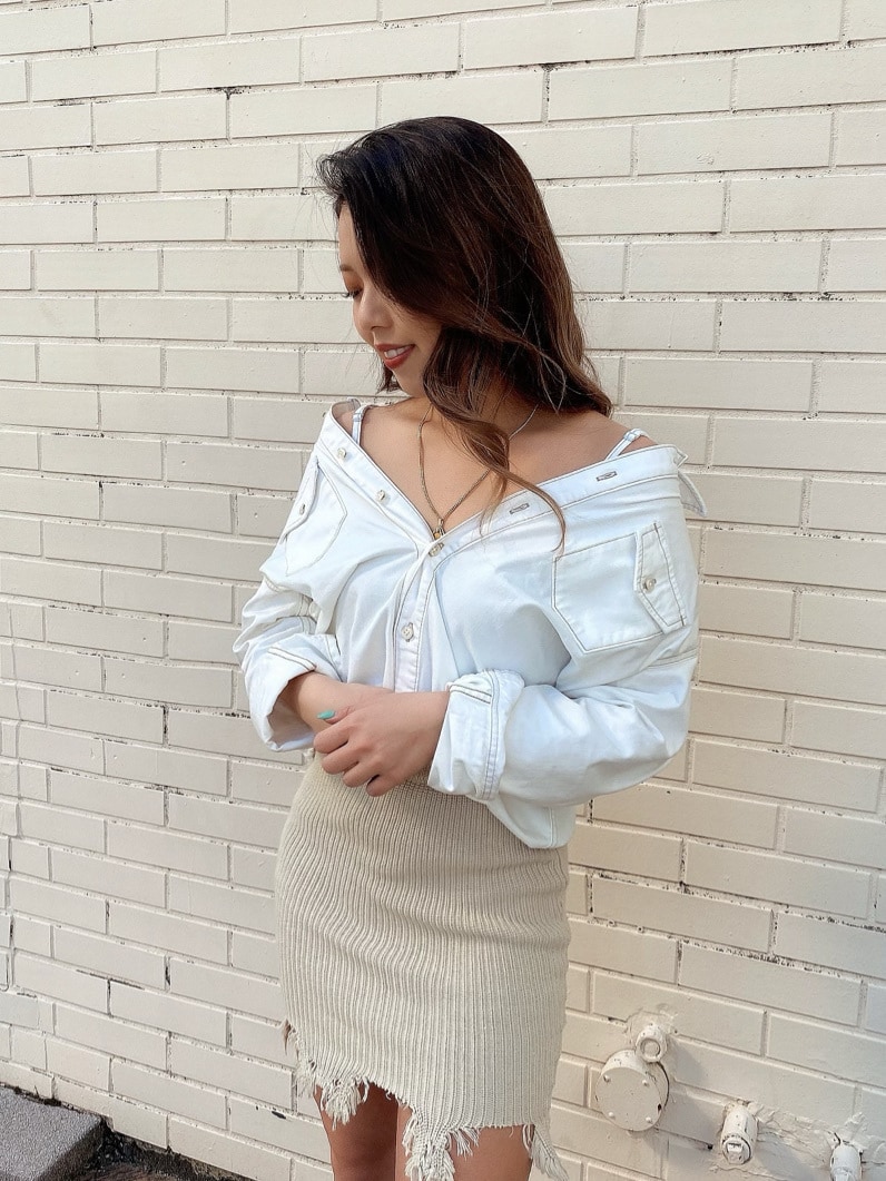 ホワイト系のシャツ/ブラウス、ホワイト系のスカートを着用したレディースの冬コーディネートの3枚目の写真