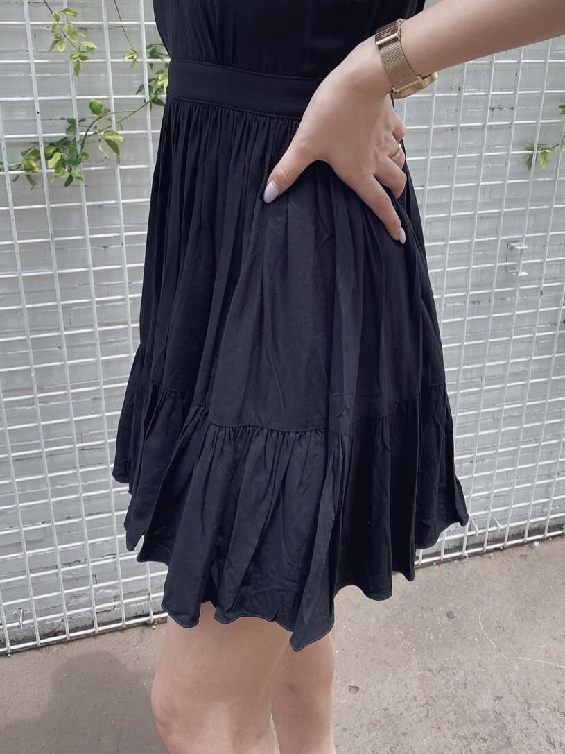 ベージュ系のサンダル、ホワイト系のシャツ/ブラウスを着用したレディースの夏コーディネートの7枚目の写真