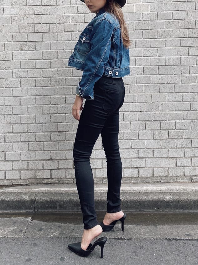 ブラック系のその他パンツ、ブルー系のデニムジャケット、ブラック系のパンプスを着用したレディースの夏コーディネートの2枚目の写真