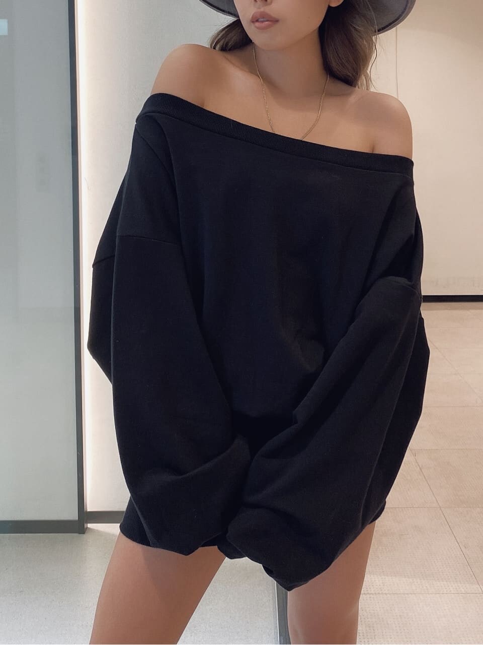 ブラック系のワンピース、ブラック系のブーツを着用したレディースの夏コーディネートの5枚目の写真