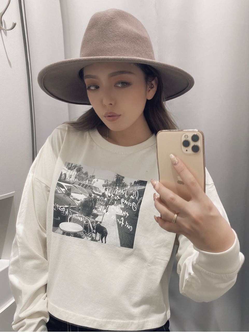 ブラック系のデニムパンツ、ブラック系のブーツ、ホワイト系のTシャツ/カットソーを着用したレディースの夏コーディネートの4枚目の写真