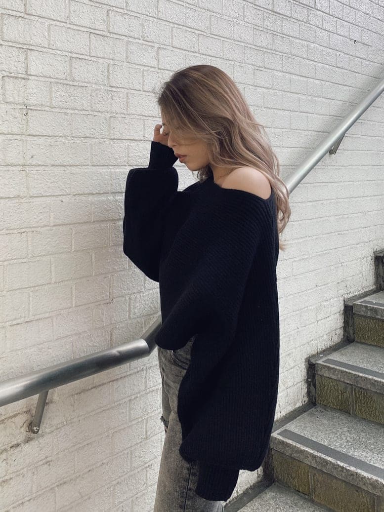 ブラック系のパンプス、ブラック系のデニムパンツ、ブラック系のニット/セーターを着用したレディースの秋コーディネートの5枚目の写真