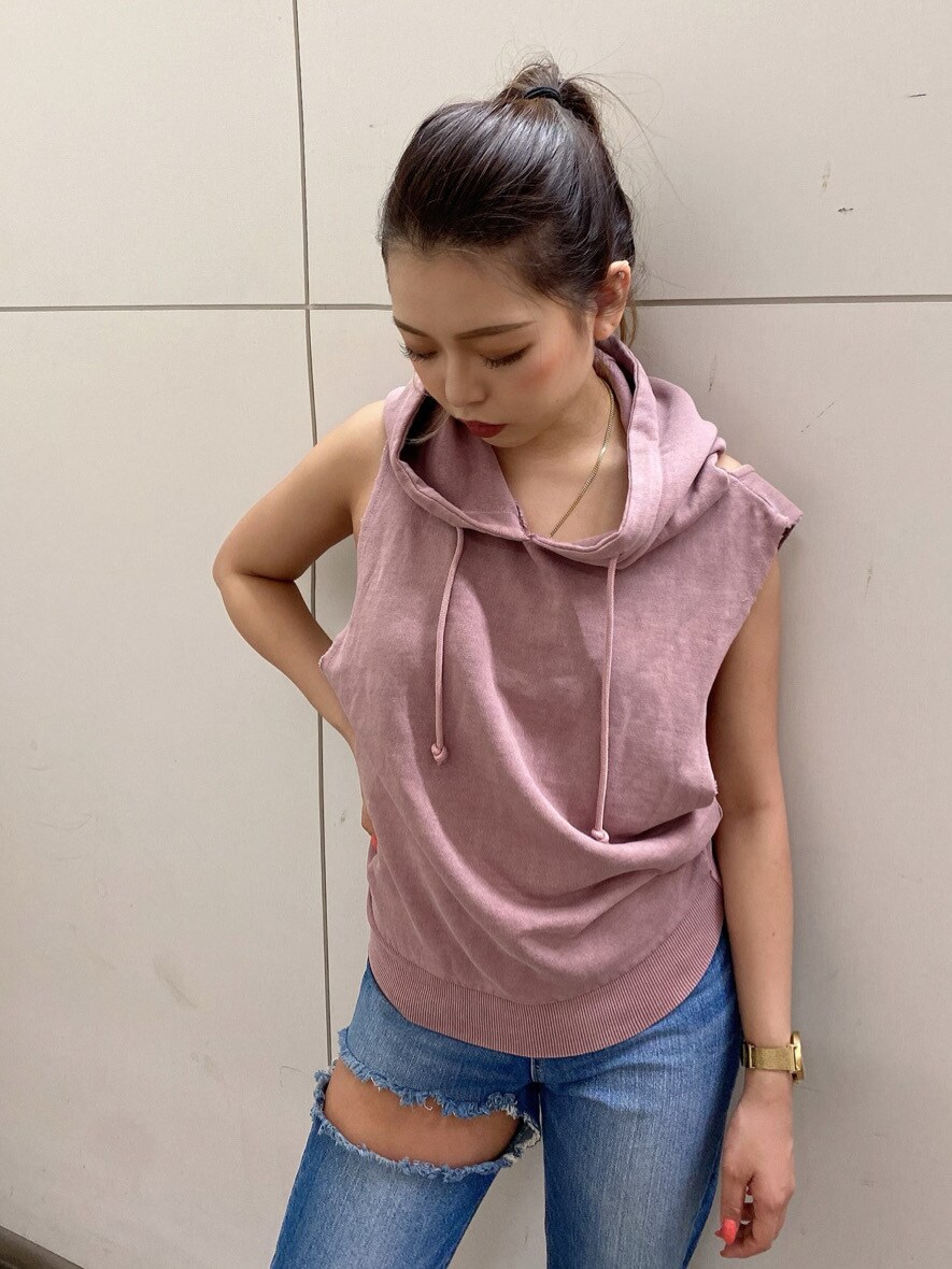 ホワイト系のパンプス、ブルー系のデニムパンツ、ピンク系のパーカーを着用したレディースの春コーディネートの5枚目の写真