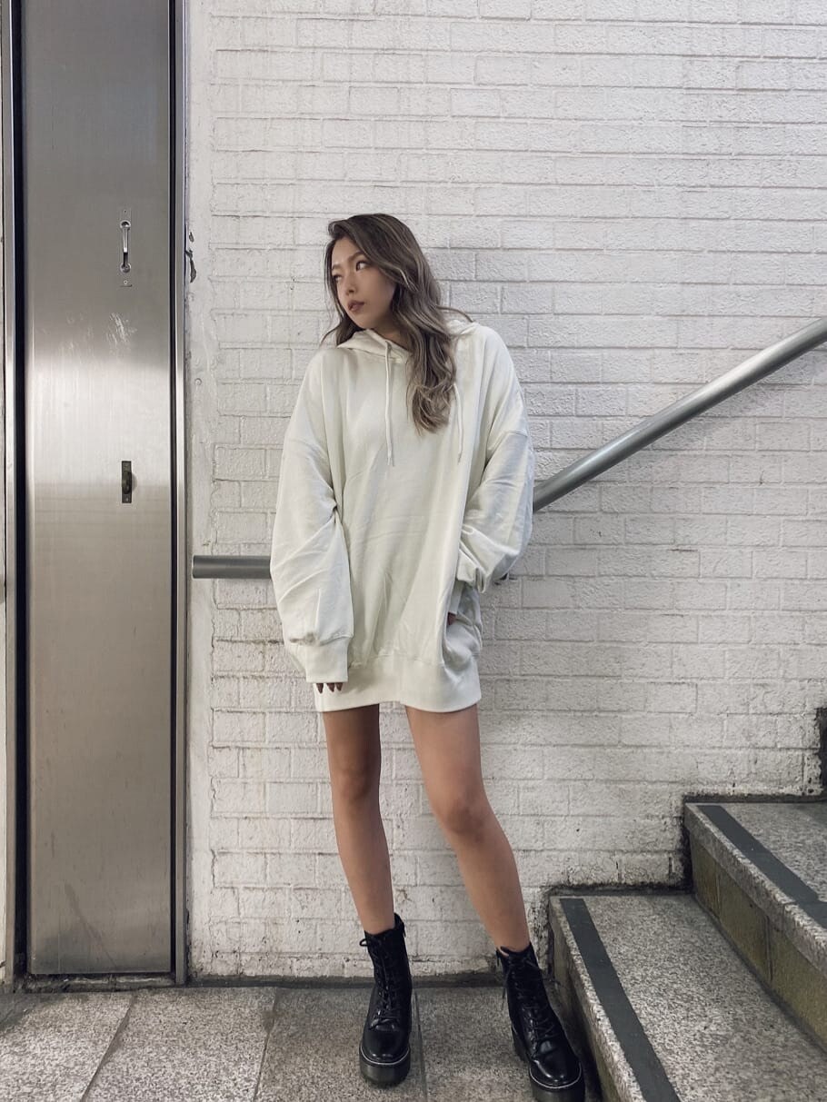 ブラック系のブーツ、ホワイト系のパーカーを着用したレディースの夏コーディネートの2枚目の写真