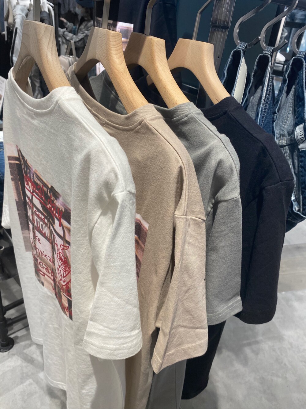 ブラック系のデニムパンツ、ホワイト系のTシャツ/カットソーを着用したレディースの春コーディネートの3枚目の写真