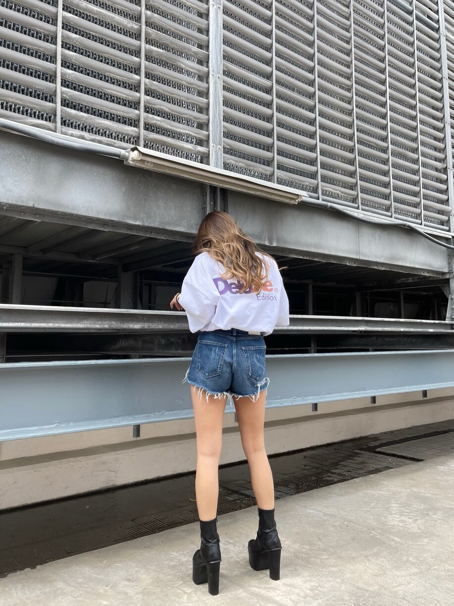 ブルー系のデニムパンツ、ホワイト系のTシャツ/カットソーを着用したレディースの春コーディネートの3枚目の写真