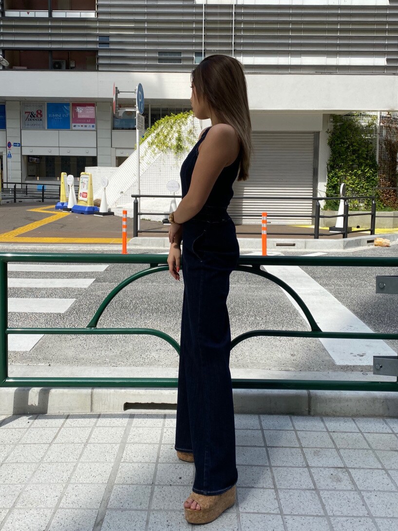 ブルー系のサロペット/オーバーオール、ベージュ系のサンダルを着用したレディースの春コーディネートの3枚目の写真