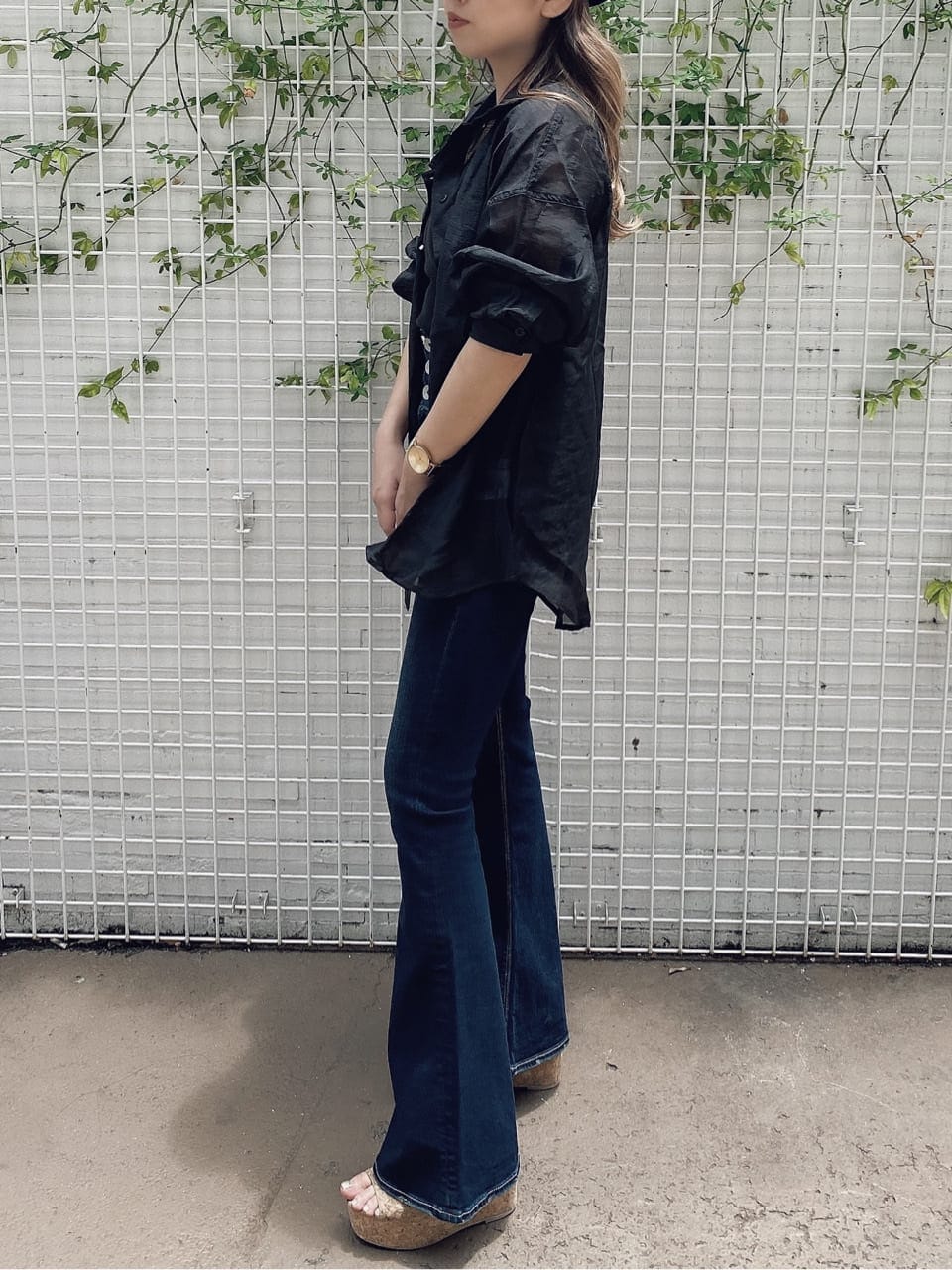 ブラック系のキャミソール、ベージュ系のサンダル、ブルー系のデニムパンツを着用したレディースの夏コーディネートの3枚目の写真