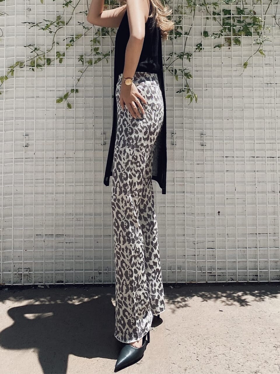 その他のその他パンツ、ブラック系のパンプス、ブラック系のタンクトップを着用したレディースの夏コーディネートの2枚目の写真