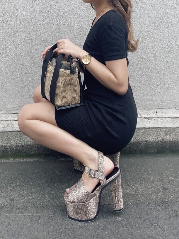 ブラック系のワンピース、その他のサンダルを着用したレディースの夏コーディネートの4枚目の写真