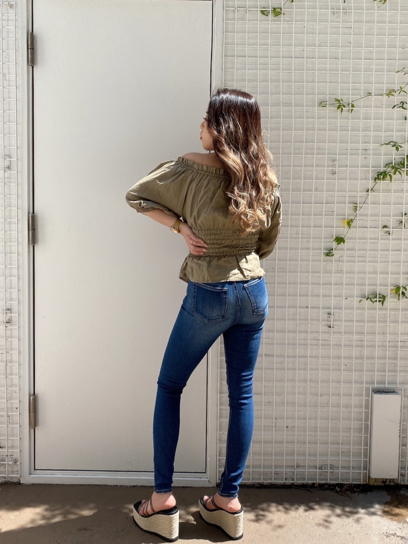 ブルー系のデニムパンツ、ベージュ系のシャツ/ブラウス、ブラック系のサンダルを着用したレディースの春コーディネートの4枚目の写真