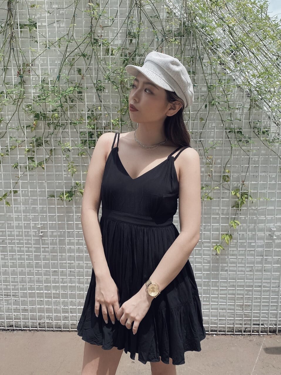 ベージュ系のサンダル、ホワイト系のシャツ/ブラウスを着用したレディースの夏コーディネートの8枚目の写真